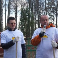 Андрей Дунаев вместе с жителями Букаревского поселения убирал парковую зону