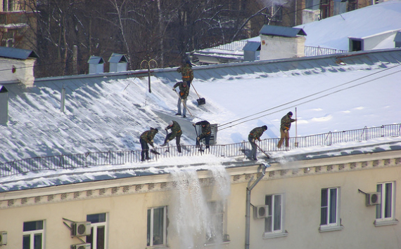Саратовский губернатор потребовал усилить уборку крыш зданий от снега